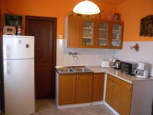 A kitchen or kitchenette at House and Apartment Balatonmariafürdo 19319