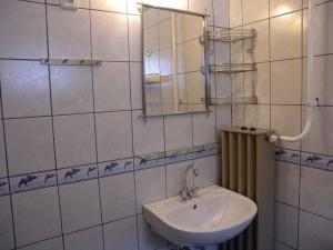 A bathroom at House and Apartment Balatonmariafürdo 19319 Még 20 kép