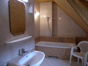 A bathroom at House and Apartment Balatonmariafürdo 19319