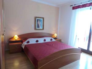 sypialnia z łóżkiem z fioletowym kocem w obiekcie Apartment Fazana, Istria 11 w Fažanie