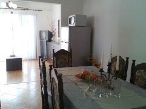 - une salle à manger avec une table et des fruits dans l'établissement Holiday home in Premantura/Istrien 10653, à Premantura