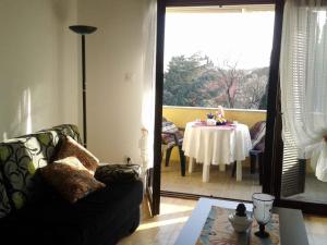 - un salon avec une table et un canapé dans l'établissement Holiday home in Premantura/Istrien 10653, à Premantura