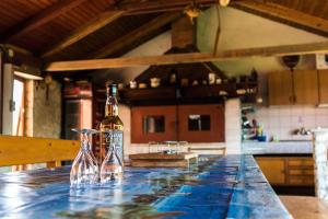 eine Flasche Wein auf einem Tisch in der Küche in der Unterkunft Apartment Pula 6 in Pula