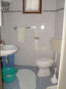 La salle de bains est pourvue de toilettes et d'un lavabo. dans l'établissement Holiday home in Premantura/Istrien 10653, à Premantura