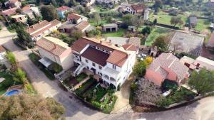 eine Aussicht auf ein großes Haus in einer Stadt in der Unterkunft Holiday home in Muntic/Istrien 10956 in Muntić