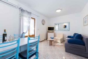 sala de estar con sillas azules y sofá en Apartment in Plomin/Istrien 8771 en Plomin