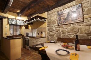 - une cuisine avec une table et un mur en pierre dans l'établissement Holiday home in Buzet/Istrien 9974, à Prodani