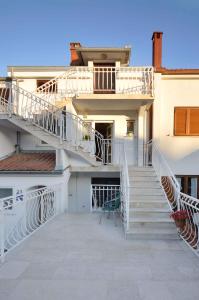 einen Balkon eines Hauses mit Treppe und Stuhl in der Unterkunft Apartment Pula 15 in Pula