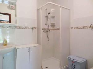 ein weißes Bad mit einer Dusche und einem Waschbecken in der Unterkunft Apartment in Mali Vareski/Istrien 8693 in Mali Vareški
