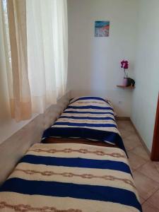 a small bed in a room with a window at Apartment Valbandon 3 in Štinjan