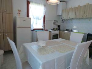 Kuchyň nebo kuchyňský kout v ubytování Holiday home in Medulin - Istrien 8949