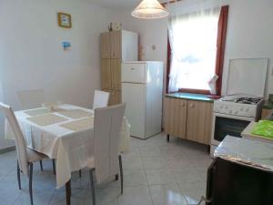 Kuchyň nebo kuchyňský kout v ubytování Holiday home in Medulin - Istrien 8949