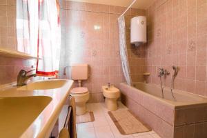 een badkamer met toilet, bad en wastafel bij Apartment in Banjole - Istrien 11157 in Banjole +7 foto's
