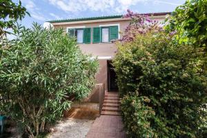 een huis met groene luiken en een trap ernaartoe bij Apartment in Banjole - Istrien 11157 in Banjole