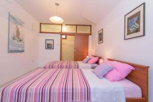 Postel nebo postele na pokoji v ubytování Apartment in Okrug Gornji 6132 + 7 fotografií