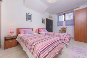 Postel nebo postele na pokoji v ubytování Apartment in Okrug Gornji 6132