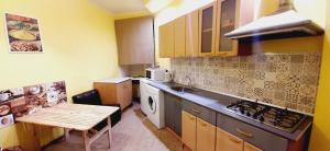 Una cocina o kitchenette en Apartment Pobedy 104