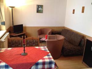 uma sala de estar com uma mesa e um sofá em Holiday home in Waltershausen OT Fischbach 3171 em Fischbach