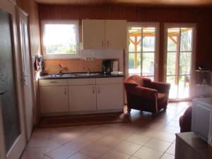 eine Küche mit einem Waschbecken und einem Stuhl in einem Zimmer in der Unterkunft Holiday Home Gohren - Ostseebad 1 in Göhren