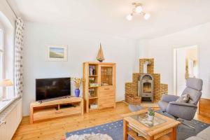 Μια τηλεόραση ή/και κέντρο ψυχαγωγίας στο Holiday home in Putbus - Insel Rügen 3043