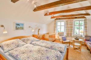 Schlafzimmer mit einem Bett, einem Schreibtisch und einem Stuhl in der Unterkunft Holiday home in Putbus/Insel Rügen 3043 in Gremmin