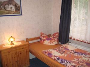 1 Schlafzimmer mit 2 Betten, einem Schreibtisch und einem Fenster in der Unterkunft Apartment Kamminke 3 in Kamminke