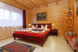 ein Schlafzimmer mit einem Bett in einem Holzzimmer in der Unterkunft Holiday home in Zempin (Seebad) 3239 in Zempin