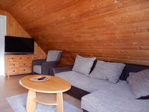 ein Wohnzimmer mit einem Sofa und einem Tisch in der Unterkunft Apartment in Fuhlendorf 2747 in Gutglück