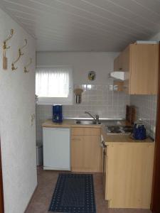 BlieschowにあるHoliday home in Lancken-Granitz 2946の小さなキッチン(シンク、コンロ付)