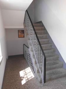 eine Treppe in einem Haus mit Sonnenlicht, die durch das Fenster strömt in der Unterkunft Apartment Sayda 1 in Pilsdorf