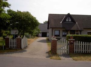 einen weißen Zaun vor einem Haus in der Unterkunft Apartment in Fuhlendorf 2747 in Gutglück