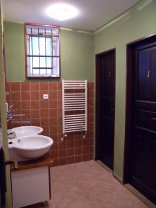 baño con lavabo y aseo y ventana en Holiday home in Harrachov 2311 en Harrachov