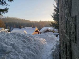 een berg sneeuw met een tent op de achtergrond bij Holiday home in Harrachov 2311 in Harrachov