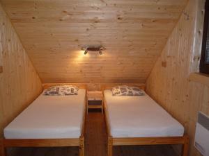 Habitación con 2 camas en una cabaña de madera en Holiday home in Dolce u Trutnova 2310, en Oblanov