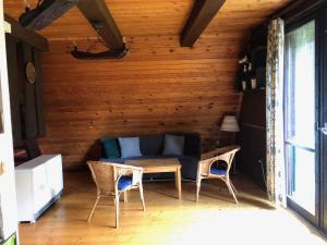 Habitación con sofá, mesa y sillas. en Holiday home Strazne/Riesengebirge 2326, en Strážné