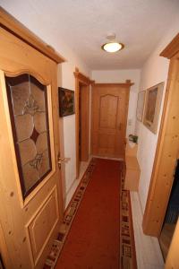 einen Flur eines Hauses mit einer Tür und einem Teppich in der Unterkunft Apartment in Stummerberg/Zillertal 824 in Ahrnbach