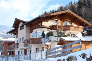 una grande casa con neve per terra di Apartment in Stummerberg/Zillertal 824 ad Ahrnbach