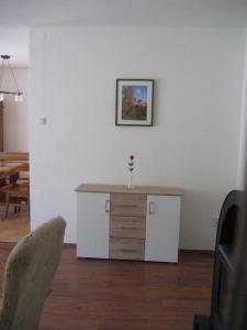 salon ze stołem i kwiatem w obiekcie Holiday home in Krivoklat 1156 w mieście Křivoklát