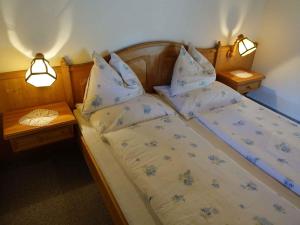 Bett mit Kissen darauf in einem Zimmer in der Unterkunft Apartment Strobl 2 in Strobl