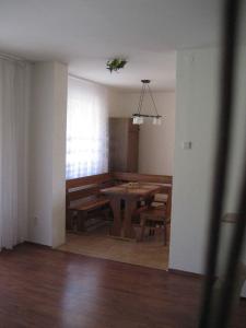 クジヴォクラートにあるHoliday home in Krivoklat 1156のリビングルーム(ダイニングルームテーブル付)、ダイニングルーム