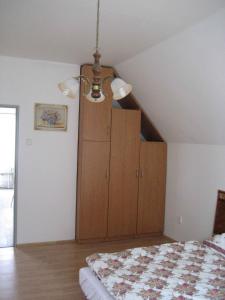 1 dormitorio con 1 cama y armario de madera en Holiday home in Krivoklat 1156, en Křivoklát