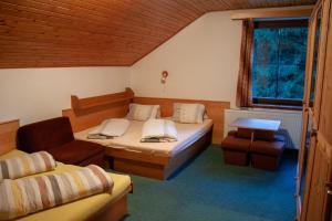 Cette chambre dispose de deux lits, d'une chaise et d'une fenêtre. dans l'établissement Apartment Harrachov 6, à Nový Svět