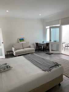 Gallery image of BENDIGO HIGH ST APARTMENTS with KING BED-COURTYARD-KITCHEN-REFURBISHED 2022 in Bendigo