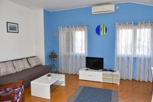 Televízia a/alebo spoločenská miestnosť v ubytovaní Apartments Piero