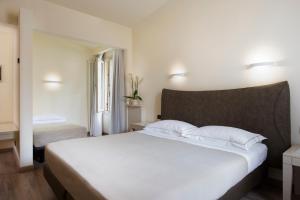 Postel nebo postele na pokoji v ubytování Hotel Grifone Firenze - Meetings & Spa