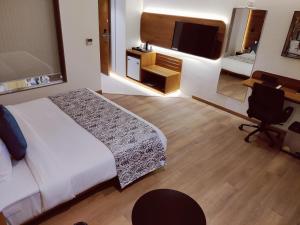 The Fern Residency, Jamnagar的电视和/或娱乐中心