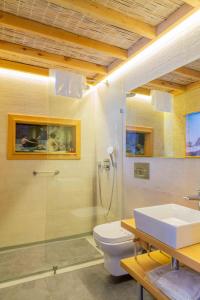 een badkamer met een douche, een toilet en een wastafel bij Herodot Beach Otel in Mugla