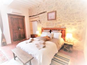 Un pat sau paturi într-o cameră la Domaine de Gaïa, Piscine, Pétanque, Ping-pong, proche Saint Emilion