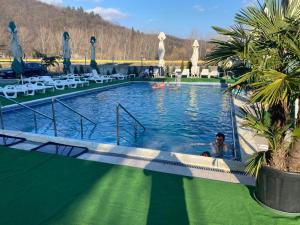 Bazén v ubytování Hotel Ostrov nebo v jeho okolí + 14 fotografií
