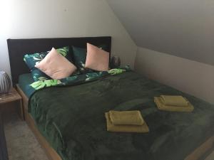 sypialnia z łóżkiem z dwoma ręcznikami w obiekcie Apartament nad Jeziorem Nyskim w mieście Skorochow